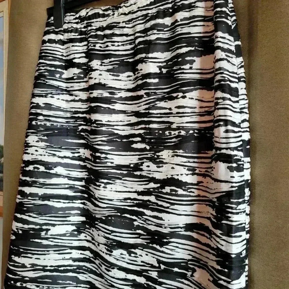 Black and white Scrunchy mini skirt size 5  Reitmans - Picture 1 of 6